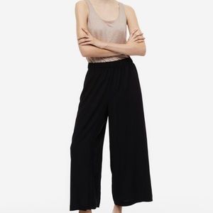 NWOT H&M XL Black Cropped Pants in Woven Fabric